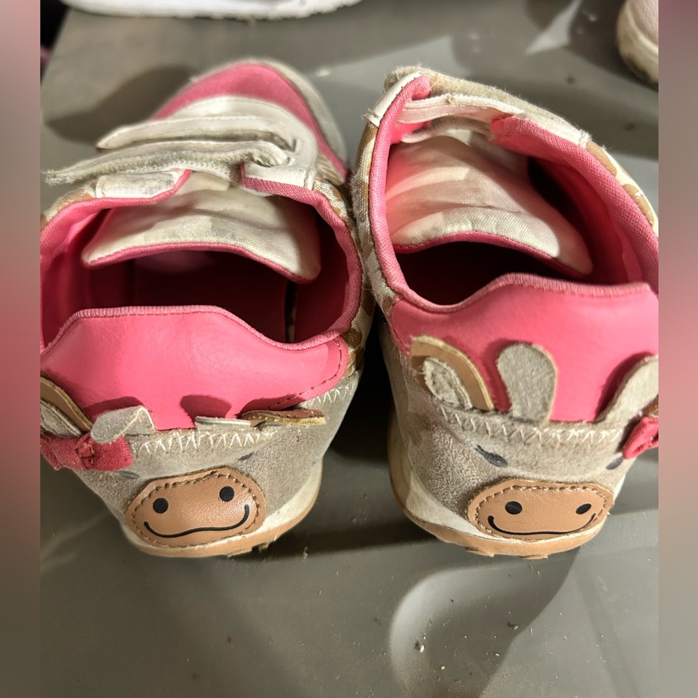 Giraffe design shoes with pink detail size toddler 11